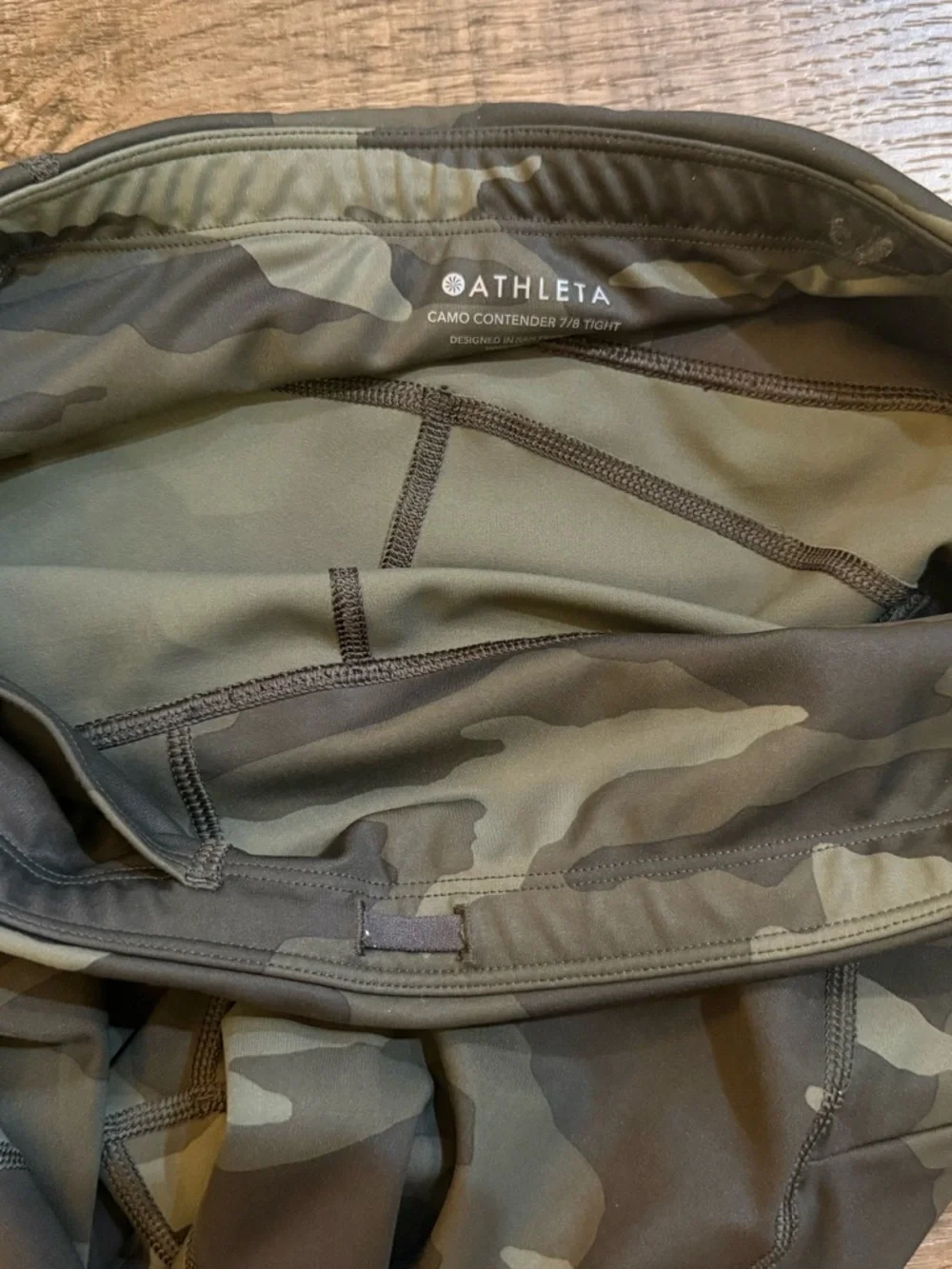 Athleta Camo Contender 7/8 Tight Leggings  in Olive and Black Size Medium